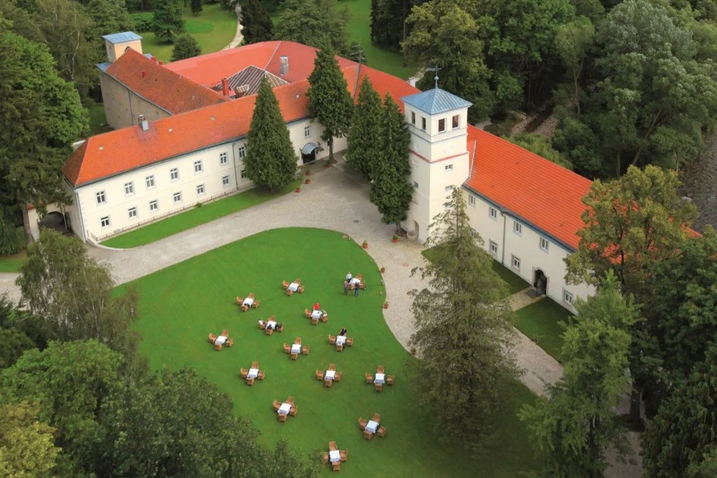 zamek na skale główne